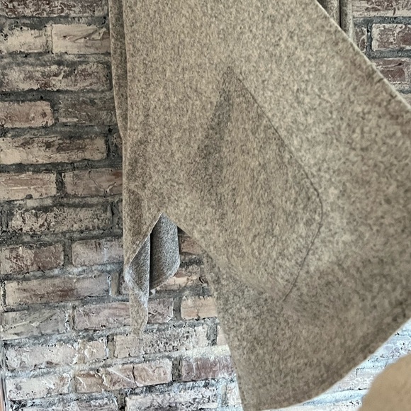 Everyday cozy wrap with hood/pockets NWOT model wearing light gray in 1st pic - Picture 7 of 8